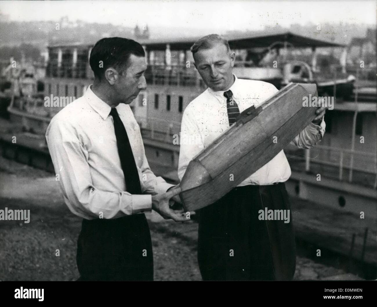 Juillet 07, 1956 - L'inventeur allemand prétend coulé les navires peuvent être soulevées : l'inventeur allemand Heinz Sellner (Sellner) de Heidenheim prétend qu'il a mis au point un sous-marin qui peut être utilisé pour les navires coulés, soulevé. Il est capable de plonger jusqu'à 6000 mètres et de soulever des charges jusqu'tu 30 000 tonnes. Qu'un seul homme dans nécessaires pour traiter les sous, à l'aide de toutes les machines et outils avec des électro-aimants à partir de sa cabine d'acier. La photo montre l'inventeur Heinz Sellner (Sellner) droit- montrant un modèle de sous-marin à son Marine-Officer Français Tailliez Tailliez (), qui est l'expert de la France pour les sous-marins et de la plongée. Banque D'Images