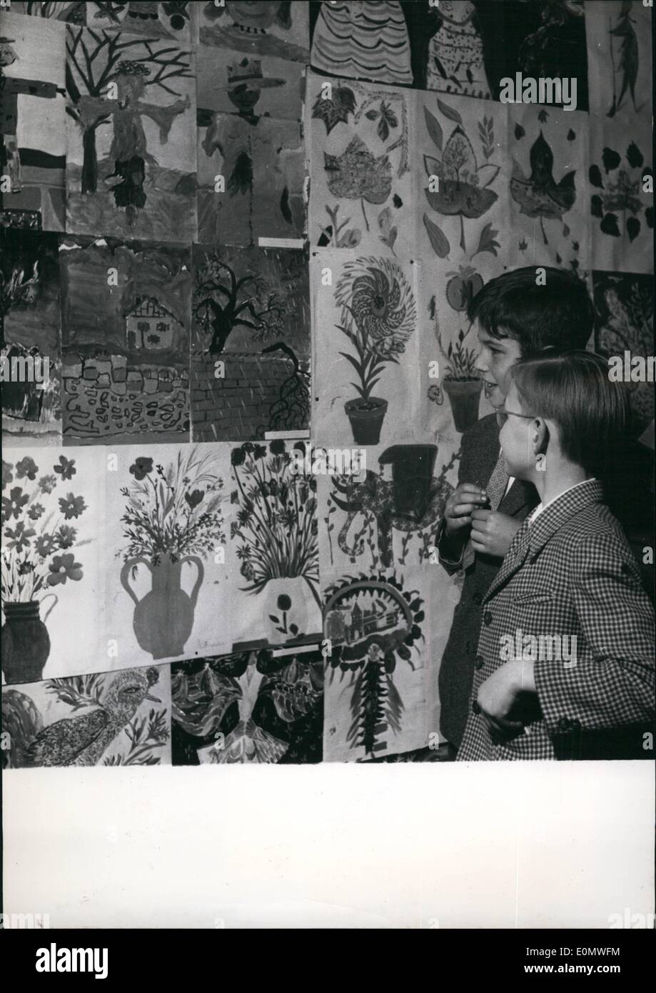 Juillet 07, 1956 - adolescents exposer les dessins ; une exposition de dessins réalisés par des enfants entre l'âge de 6 et 15 est maintenant Banque D'Images