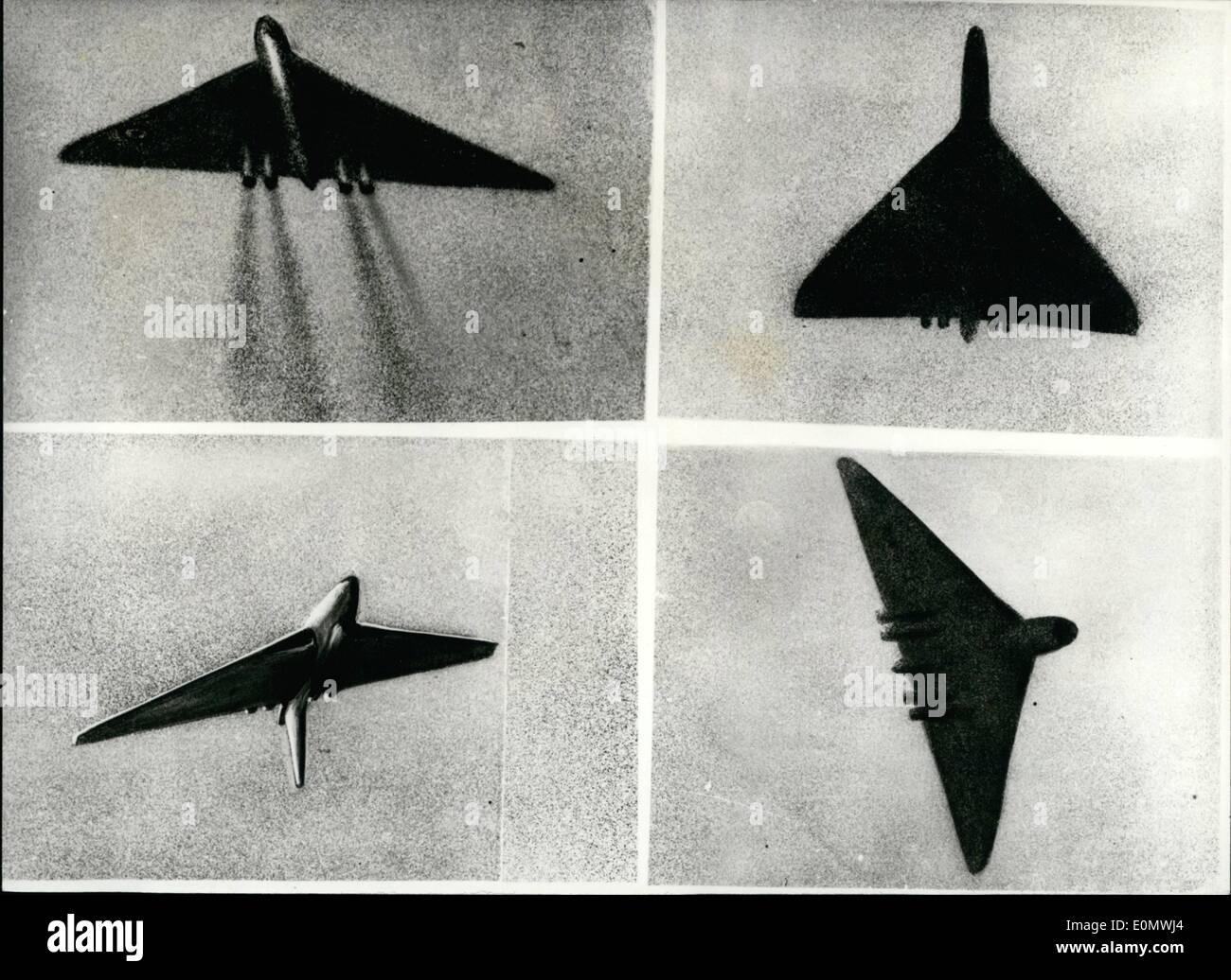 Septembre 09, 1956 - Aperçu de Farnborough Air Show Flying Display... Avro Vulcan les boucles et rouleaux : Quatre split second - photos prises par les caméras haute vitesse - à un Avro Vulcan Bomber 'V' boucles et rouleaux.. Pilote d'essai Jimmy Harrison prend la 50 tonne bomber tout droit vers le haut de sa course au décollage à la boucle. Les quatre moteurs à réaction, le dynamitage à pleine puissance, donner l'énorme machine nucléaire 32 tonnes de poussée, comme vu dans Haut - photo de gauche - tout en haut à droite :- la machine passe à la verticale comme une fusée - préparation pour retourner en haut de la boucle - c'est juste après le point où il pourrait jeter un "H" bombe Banque D'Images