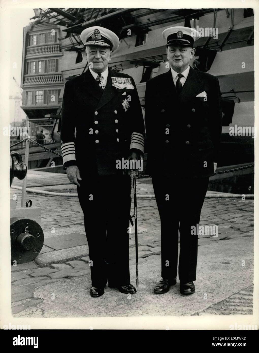 Septembre 15, 1956 - Le premier Seigneur Visites Portsmouth. Lord Hailsham à Portsmouth : Lord Hailsham a récemment nommé au poste de Premier Lord de l'Amirauté - visité hier Porstmouth - lorsqu'il a fait et de l'inspection du célèbre navire amiral de Lord Nelson - le ''victoire'' Lord Hailsham (pas de médailles) et l'amiral de l'Floot - Sir George Creasy vu après l'inspection de H.M.S. Victoire à Portsmouth. Banque D'Images