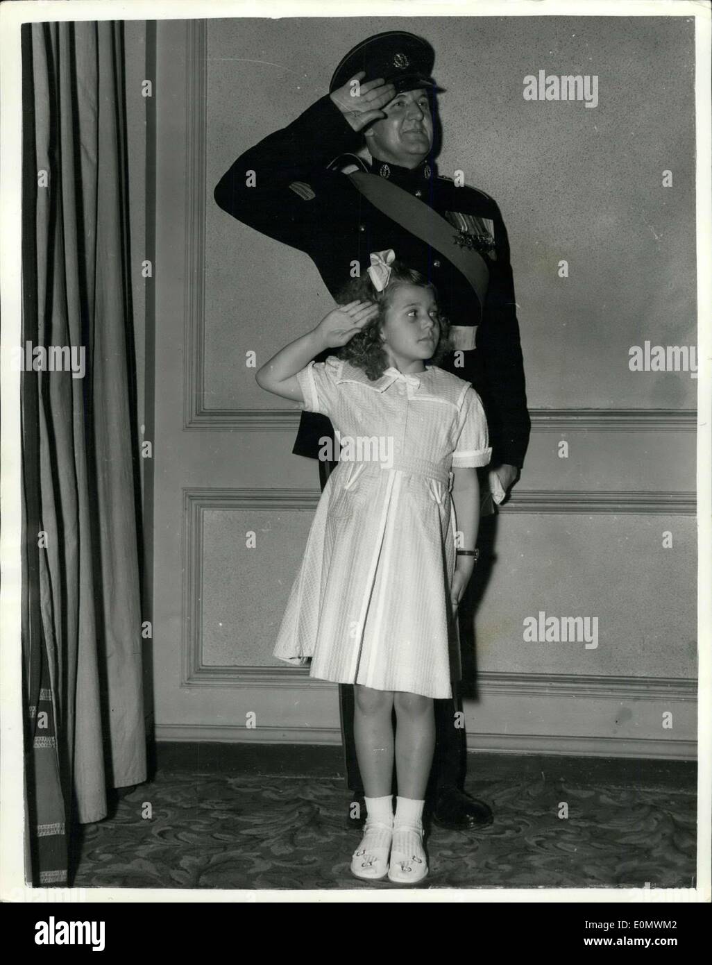 Septembre 21, 1956 - père et fille salut en premiere de Corée Film ? Le sergent vétéran de la Corée. Palmer du Middlesex Regiment ? Et sa fille de neuf ans Catherine saluer ? Lorsqu'ils ont assisté à la première du film hier soir ?une colline en Corée ? À l'Odéon, Marble Arch. Catherine vivait avec sa mère à Hong Kong, tandis que son père était en Corée. Le NSI/Keystone Banque D'Images