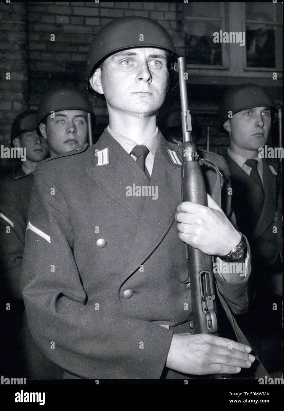 Septembre 23, 1956 - uniforme de l'Armée de terre avec des traces. L'uniforme de soldat du passé sont de retour dans ce nouveau ''TEST'' uniforme des Forces armées allemandes. Différentes unités sont à essayer les uniformes différents. Photographié ici est membre d'une unité de grenadiers dans l'un des uniformes. Banque D'Images