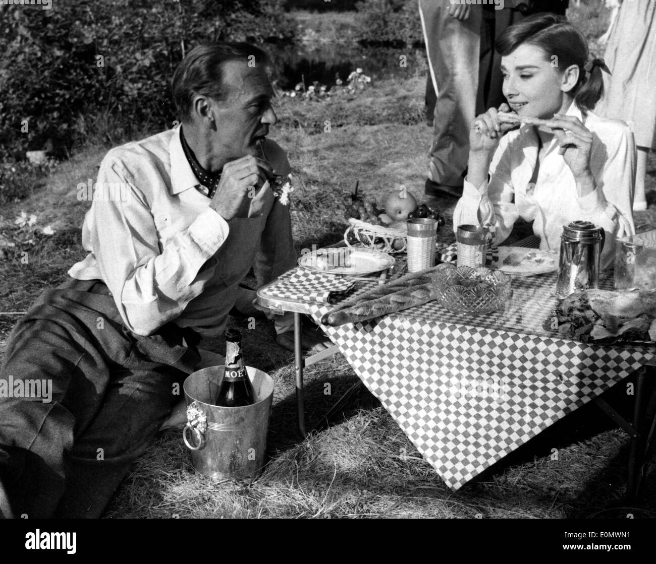 Acteurs Gary Cooper et Audrey Hepburn picnic Banque D'Images