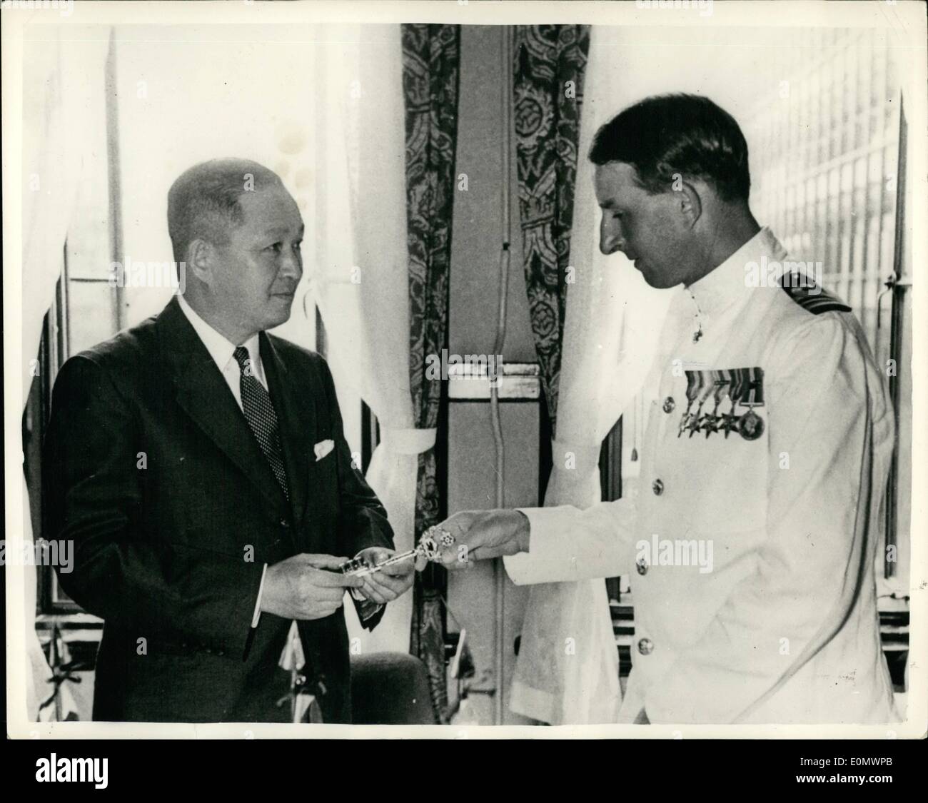 Juillet 07, 1956 - Honoré avec clé de la ville. Présentation de japonais Capitaine britannique : en signe de bonne volonté entre le Japon le cargo britannique H.M.S. Alerte - est présenté avec un ''clé d'or de la ville de Tokyo'' - par Jiro Takase, chef de la Section des affaires étrangères il, Tokyo Metropolitan Government (à gauche). La présentation a été faite de bonne volonté auprès du commandant de la navire de guerre britannique lorsqu'il a rendu une visite de courtoisie au bureau du Gouverneur de Tokyo. La ''guerre'' d'alerte dans le port de Tokyo pour quelques jours de visite de bienveillance de la capitale japonaise. Banque D'Images