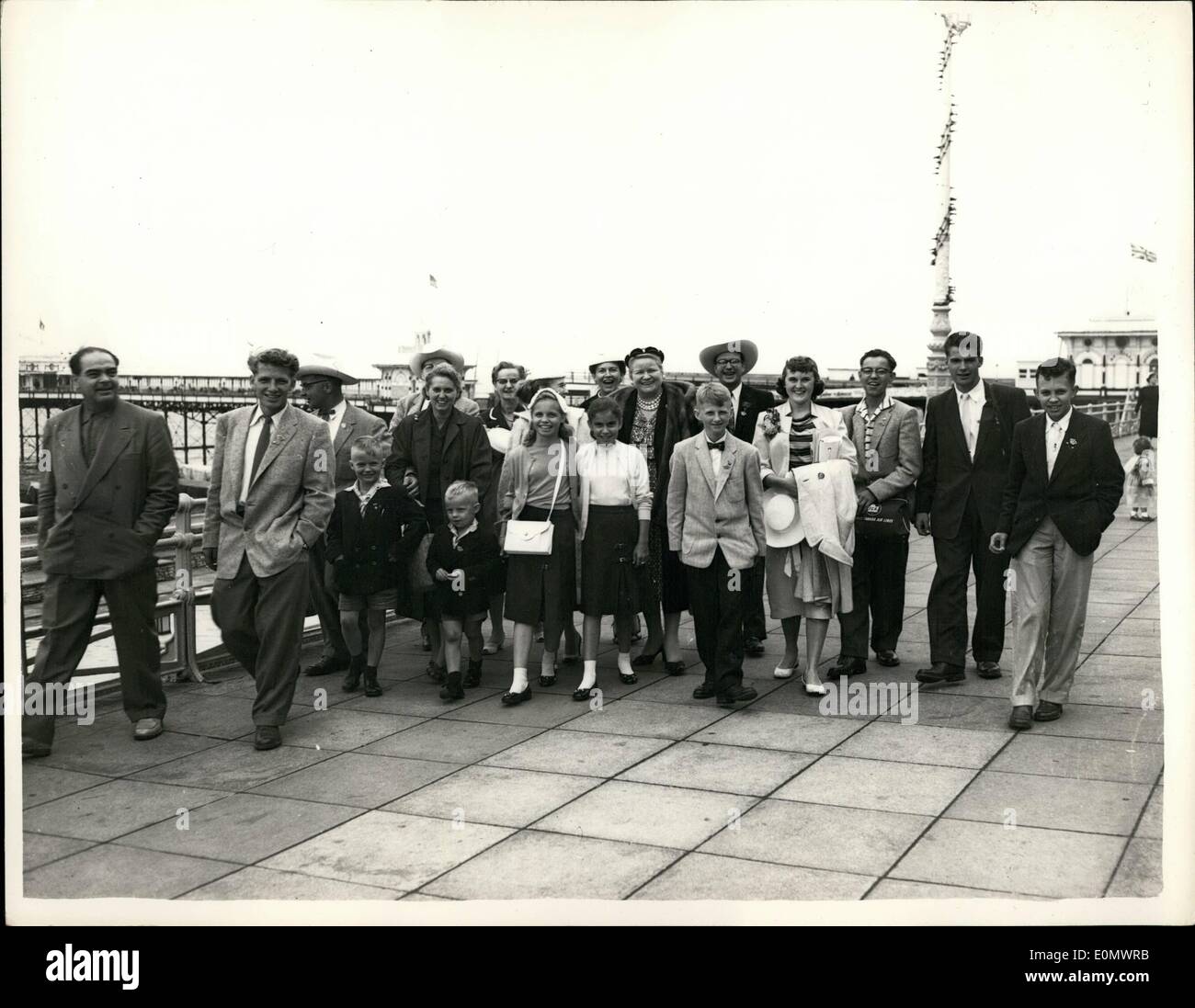 Juillet 07, 1956 - L'Étoile de la famille sur le Nickles-At 25 000 Maison de vacances Brighto : dirigé par M. Sam Nickle, Roi du pétrole canadien-la Nickle Family de Calgery-sont aujourd'hui à Brighton, Angleterre pour les départs d'une maison de vacances qui coûte ''Foppa'' 25 000. La famille a voyagé de Londres à Brighton en autocar avec un bar à cocktails. ils au lieu de visiter un certain nombre de stations balnéaires les plus populaires ici sur le continent. Photo montre. Mme Nickle Sut (66) avec des membres de sa famille lors d'une promenade-sur-avant de Brighton hier. Banque D'Images