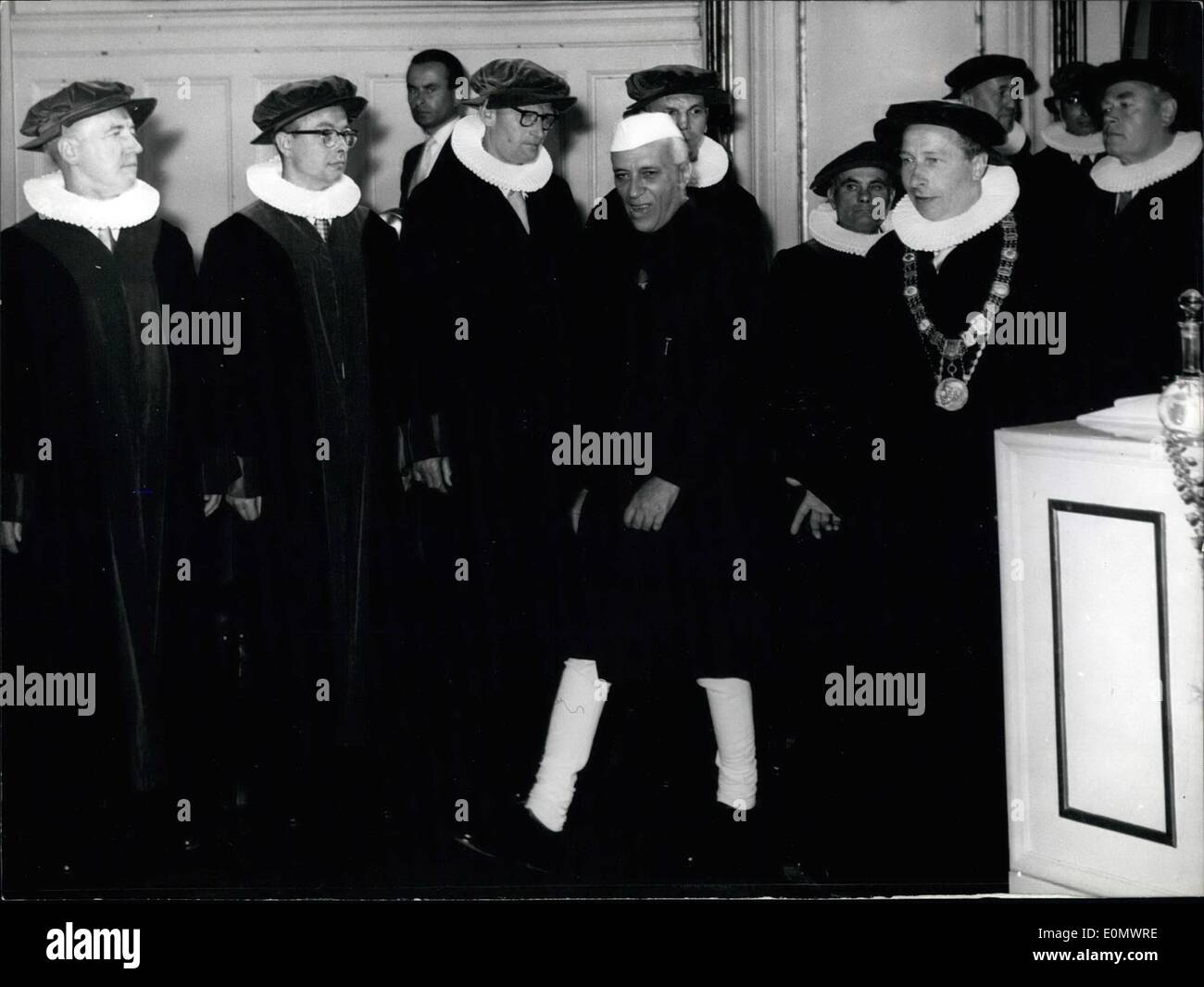 Juillet 07, 1956 - Le Premier Ministre indien Nehru devint un deux-temps doctorat honorifique lors d'une cérémonie organisée à la salle de musique de Hambourg. L'université a attribué un doctorat honorifique des facultés de médecine et juridique. Photo : Le Premier Ministre Nehru et le Professeur Principal Kolb avec le prof Banque D'Images