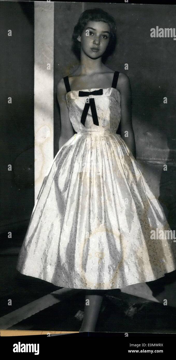 Juillet 07, 1956 - Paris Fashions : Virginie, le célèbre créateur de mode  de Paris, introduit cette robe de soie blanche pour les jeunes filles Photo  Stock - Alamy