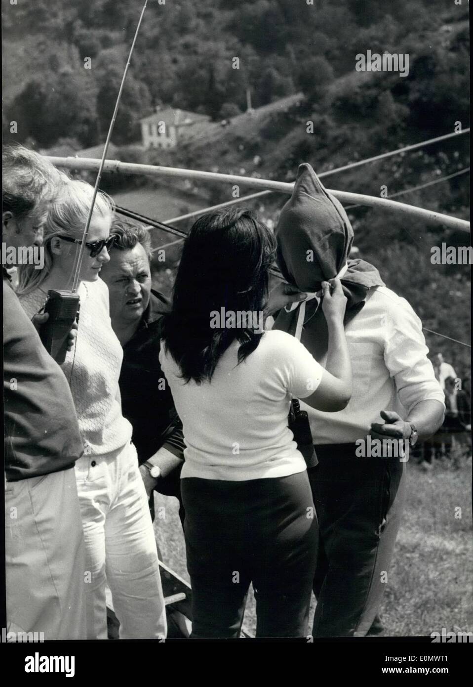 Juillet 07, 1956 - Pas de problèmes pour lui Henry, qui se fait appeler le roi des équilibristes, voulais traverser l'abrupte Saint Laurent - vallée de Rochefort en France en Renault 4 voiture. Il a donc monté un câble et est allé à travers tout en équilibre sur le toit de la voiture. Fille de son partenaire, Janick, a conduit la voiture, qui s'est déroulé le long du câble sur deux roues spéciales, tandis que Henry n'acrobatie. Henry, roi d'équilibristes est d'être aveugle plié avant de tenter l'une de ses plus spectaculaires à l'équilibre entre les actes qui se compose de sentir son passage sur une corde raide. Banque D'Images