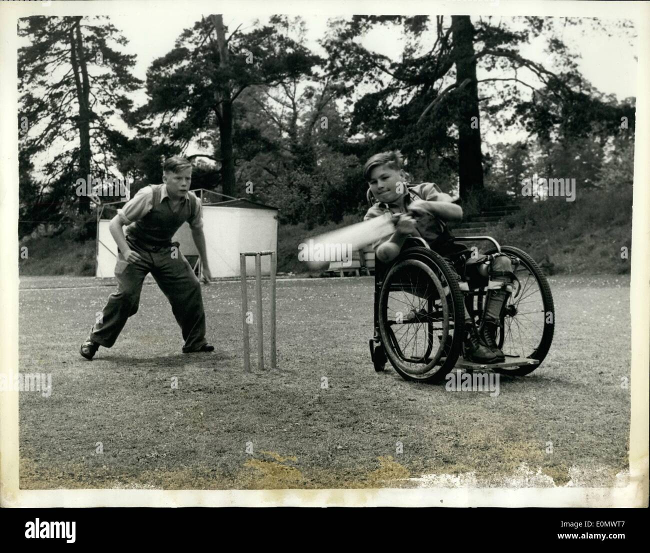 Juillet 07, 1956 - Cricket - de fauteuils roulants et des béquilles : chaque bon après-midi les pelouses de Hinwick Hall, lits, anneau avec le son des voix de gamin à jouer au cricket. Cliquez sur le de cuir sur le saule, le cri de ''comment'' sont typiques des cris entendus sur des centaines d'école terrains de jeux et de terrains de jeux. Mais un examen plus attentif révèle une différence Banque D'Images