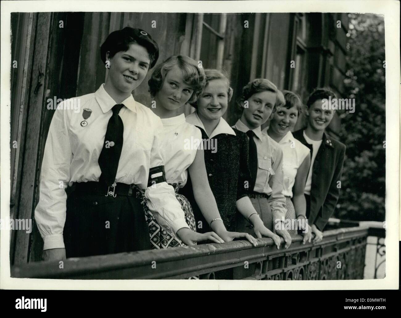 Juillet 07, 1956 - Des élèves de l'Italie pays sur moyen de la Croix-Rouge Junior International Study Centre à Surrey ; ceux de nombreux pays européens ont été d'être vu à la British Red Cross H.Q. à Londres cet après-midi - avant de partir pour la Croix-Rouge Junior International Study Centre à Barnet Hill, Wonersh, Surrey. Le cours dure jusqu'à 3ème. En août, après que les étudiants ne sont d'être amusé de maisons privées. Photo montre ; six des jeunes dames de la Croix Rouge, l'A.C. cet après-midi. Ils sont la L-R ;- Mme Judieth Hibberd (15) à partir de la Cambridge ; Mlle Ase Anderso n (16) à partir de la Norvège ; Mme Banque D'Images