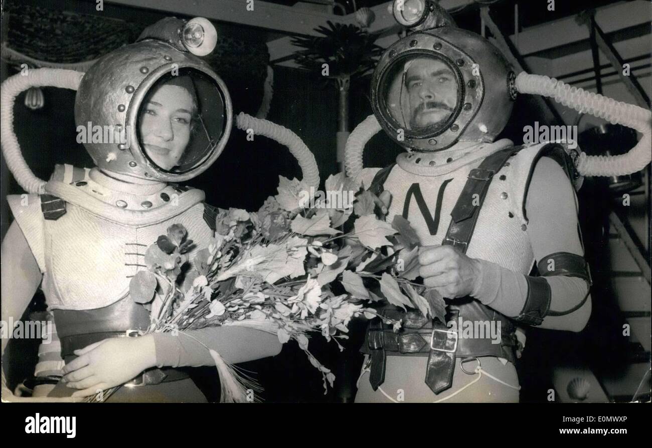 02 octobre, 1956 - La comédie est par Alexandre Rivemale et est une parodie de la ''roman de Jules Verne 20 000 lieues sous la mer''. Le Grenier Hussenot company qui est en elle. Avrieu joue le Capitaine Nemo. Banque D'Images