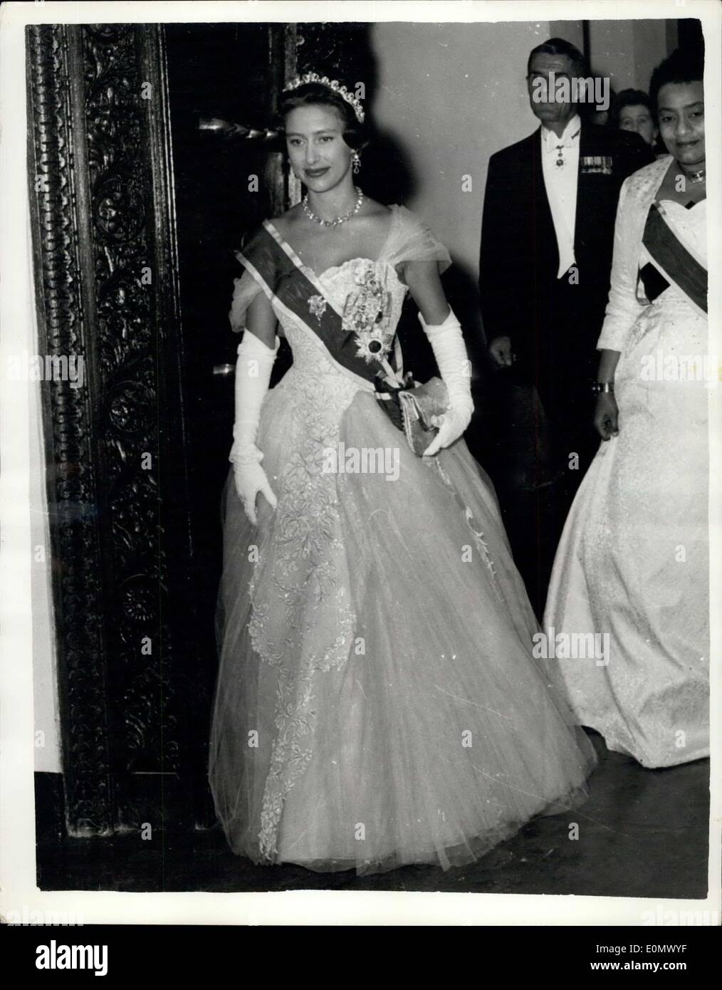 08 octobre, 1956 - La princesse Margaret à Zanzibar occupe le Sultan's Banquet. La photo montre la Princesse Margaret portant une robe éblouissante à oyster tulle - et le brillant ''Zanzibar Star'' - arrive pour le banquet du Sultan durant sa visite à Zanzibar. Banque D'Images