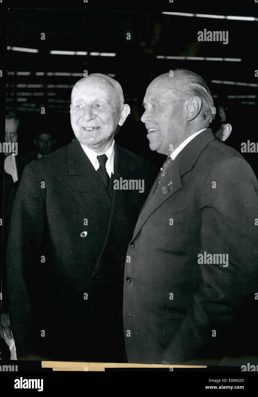 10 octobre 1956 - 20 000 ''Africains'' l'amiable united. Sur le week-end précédent Duesseldorf a été le lieu de rencontre pour la plus grande réunion des soldats dans l'après-guerre. Les soldats de l'Angleterre, l'Italie, l'Autriche et envoyé des délégations à la réunion. Ces soldats ont combattu dans le Banque D'Images
