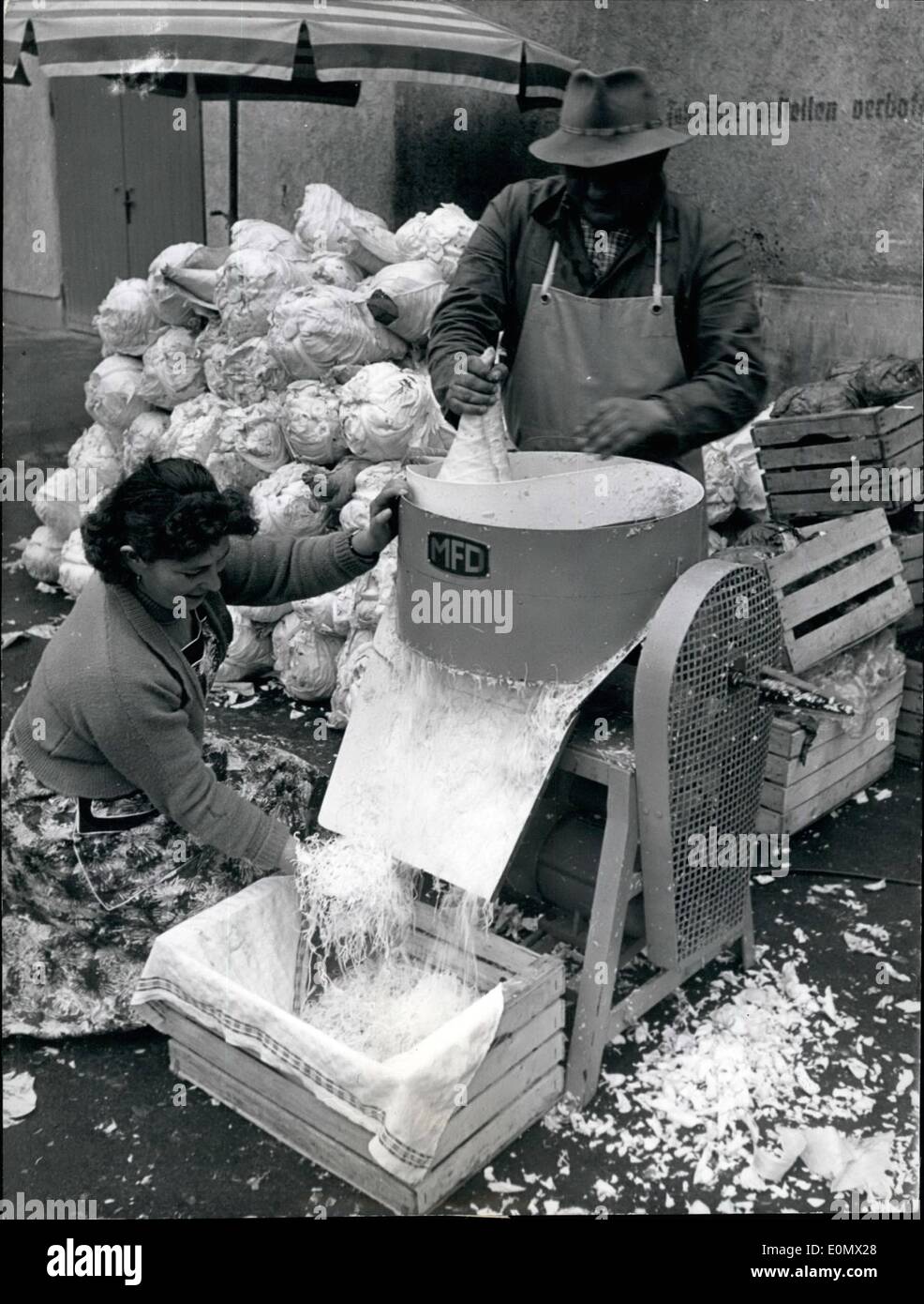 10 octobre 1956 - machines de coupe Chou... sont des machines, des  ménagères allemand obtenu l'utilisation à elle. Coupez le chou à la main  est très unmodern - de sorte que les