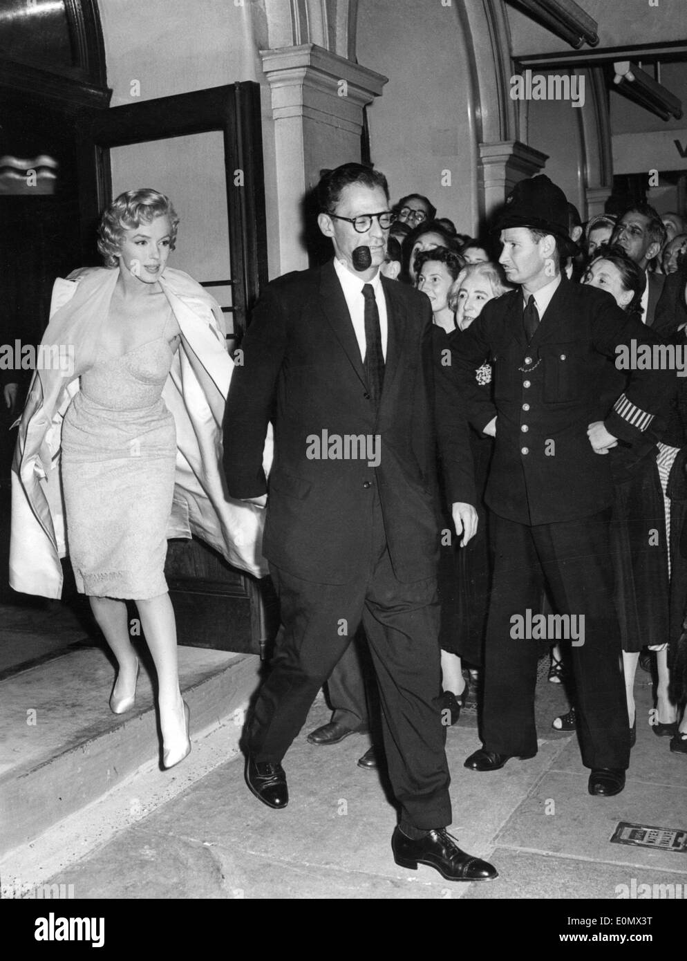 Actrice Marilyn Monroe et Arthur Miller quitter Lyric Theatre Banque D'Images