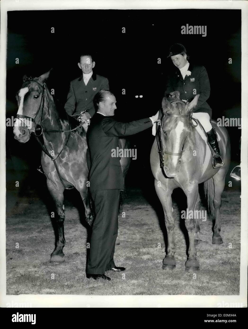 Juillet 24, 1956 - 24-7-56 Duc d'Édimbourg présente un fouet à Pat Smythe. S.a.r. Le duc d'Édimbourg ont visité hier soir le Concours Hippique International à White City, où il a présenté un exposé whip pour chaque membre de l'équipe cso britannique, Wilf White ; Pat Smythe et Peter Robeson, qui a remporté la médaille de bronze au Jeux Olympiques de Stockholm récemment Equestrian. Photo Keystone montre : le duc d'Édimbourg présente le fouet à Pat Smythe à la ville blanche tandis que Wilf blanc jette sur hier soir. Banque D'Images