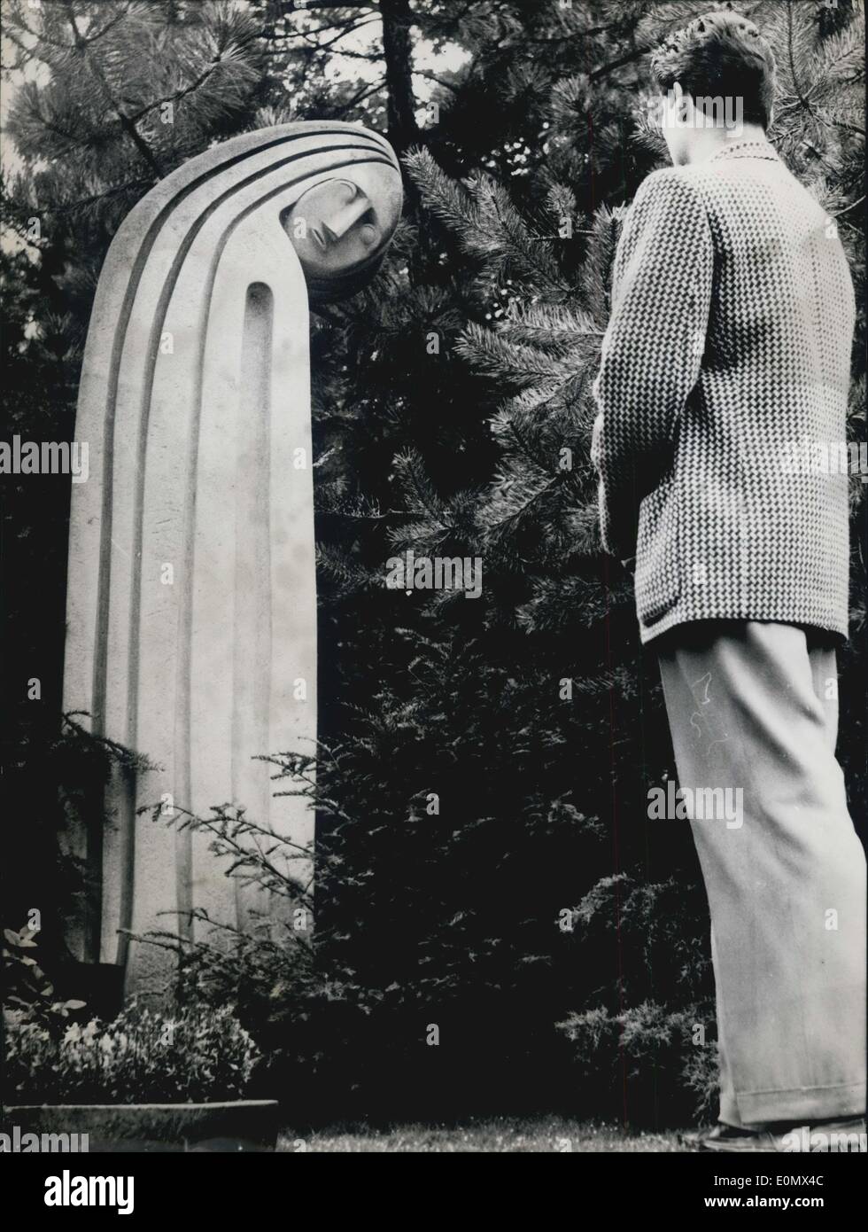 Juillet 24, 1956 - cette étrange monument ''Die Trauernde'' du Professeur L. Grils est permanente par prêtés Wallraf Richartz museum pour le tombeau de Robert Gorling, le chef burgermaster de Cologne. Banque D'Images