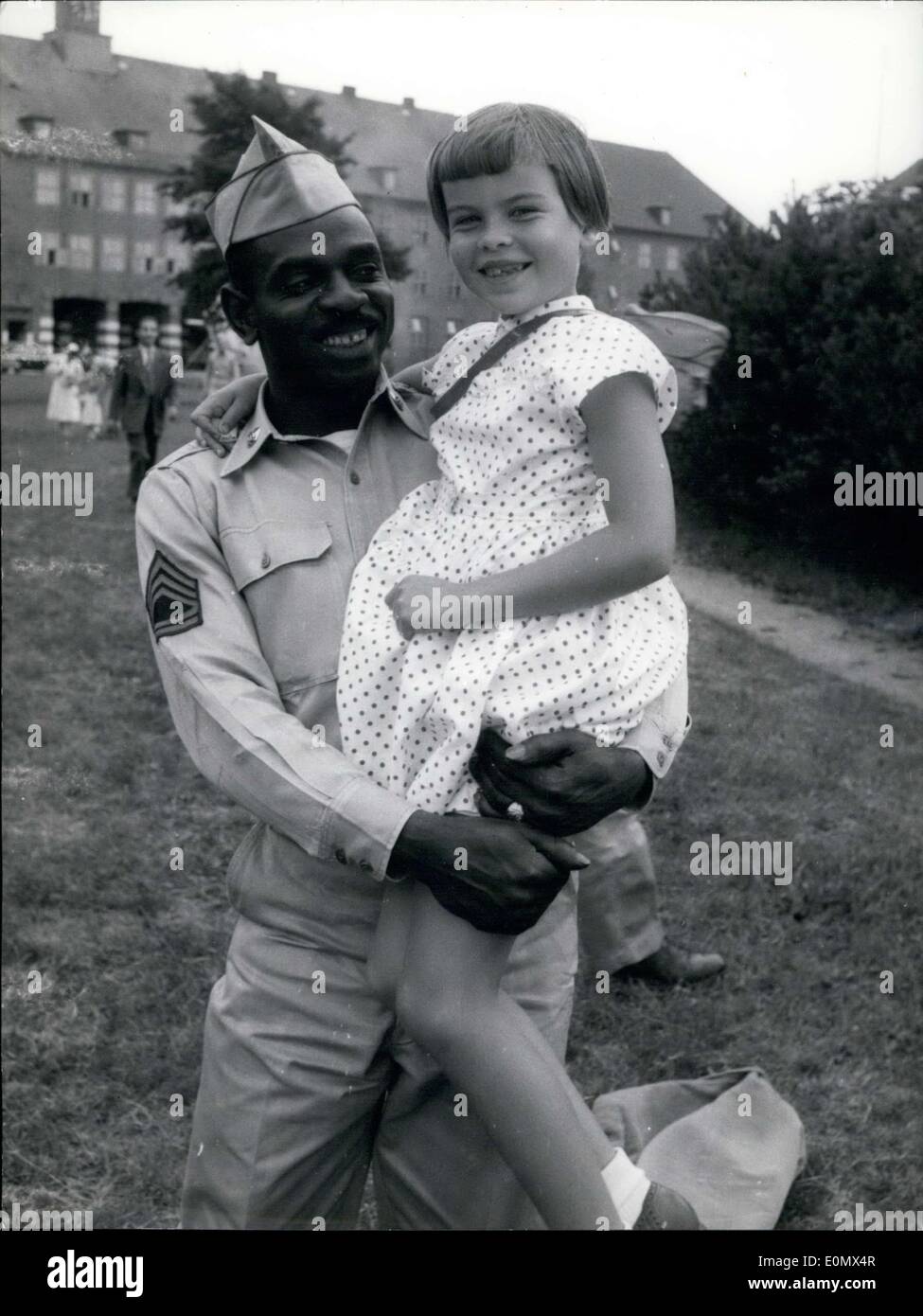Juillet 26, 1956 - The German orphelins et les soldats américains sont devenus amis rapides à un Kid's Festival (aider par les soldats à Rendsburg. Banque D'Images