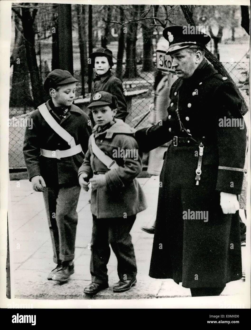 10 févr. 02, 1957 - Le Prince est chef de patrouille. Le prince Carl Gustav de Suède, est l'un des chefs de patrouille lorsque son école a récemment commencé des patrouilles de sécurité. Les patrouilles seront en service au cours de niches, de mener les enfants de l'école en toute sécurité à travers la rue devant l'école. Photo : Keystone montre- Prince Carl Gustav, et un de ses compagnons de l'école, Carl Johan Smith (à gauche) recevant les instructions d'un sergent de police - en dehors de l'école. Banque D'Images