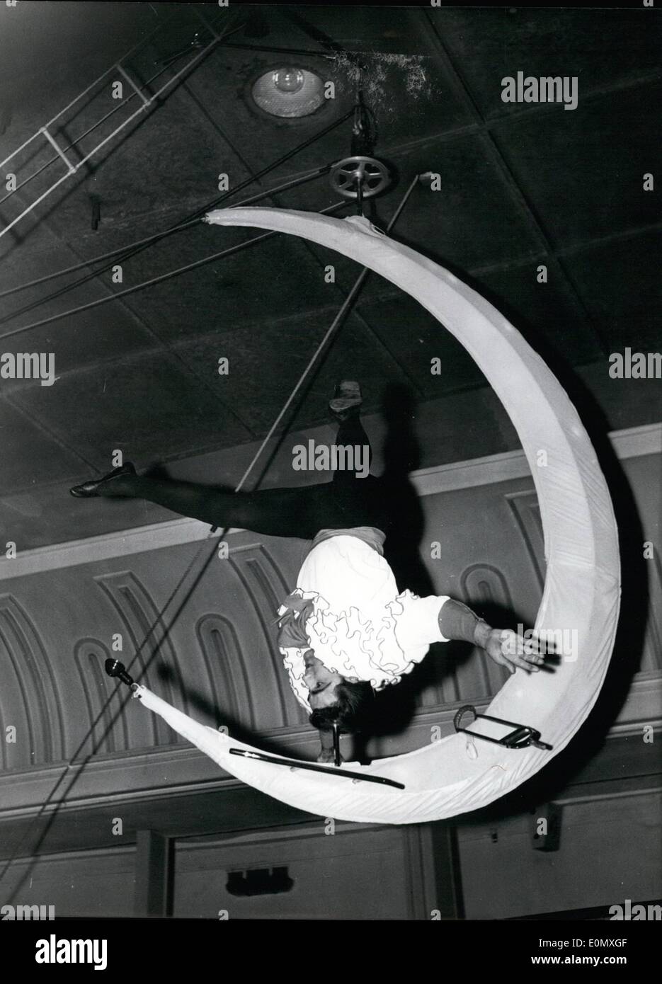 10 octobre 1956 - Trosca - l'homme de la lune est l'attraction sur Allotria, qui revient ce mois-ci dans une célébration de ses 20 ans. Trosca est un artiste allemand. Earl Warren arrivant à Berlin Allemagne Banque D'Images