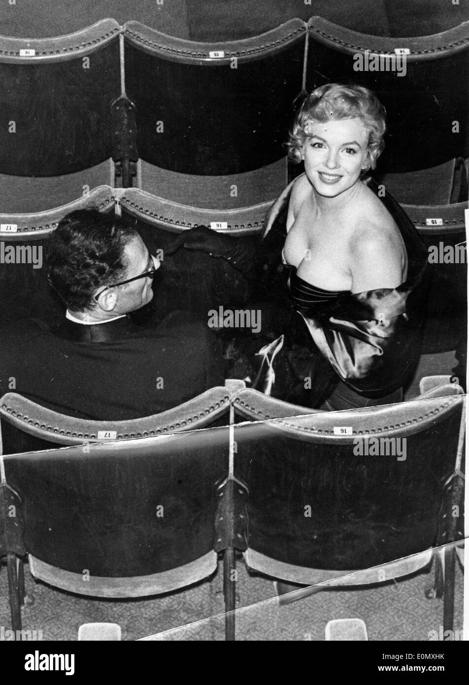Marilyn Monroe et son mari Arthur Miller assister à sa pièce "A View from the Bridge" Banque D'Images