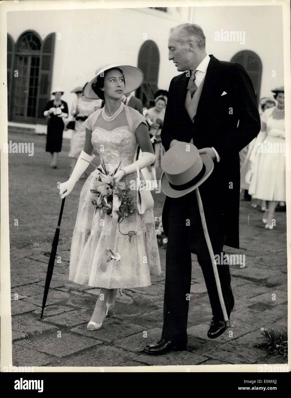 22 octobre 1956 - La princesse Margaret quitte son lit de malade de Garden Party - Princess Margaret a quitté son lit de malade, après avoir été Banque D'Images