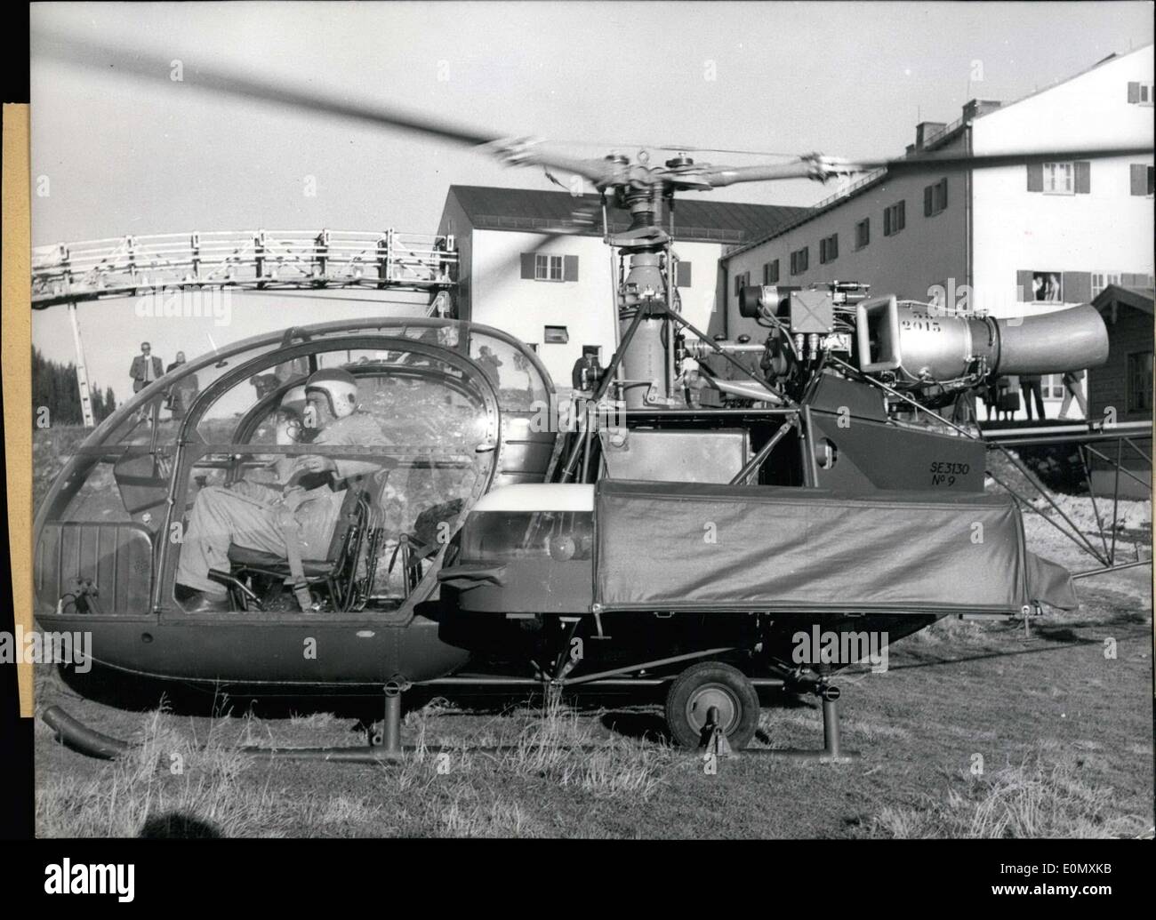 29 octobre 1956 - Français Gas-Turbine hélicoptère en mission de sauvetage. Dans la région près de Tegernsee Wallberg un hélicoptère à turbine à gaz français nommé ''Alouette II'' réalisée avec le service de sauvetage en montagne allemande. ''Alouette II'', contrairement à des hélicoptères à moteur, n'est pas de vibrations. Elle consomme également moins de carburant qu'il's motor-driven cousins. 2 personnes blessées peuvent être fixés sur le côté. 3 personnes peuvent monter dans l'hélicoptère lui-même, et le pilote et d'un médecin peut s'asseoir dans le cockpit. Sur la photo : l'hélicoptère est arrivé. Le brancard fixé sur le côté des blessés est visible. Banque D'Images