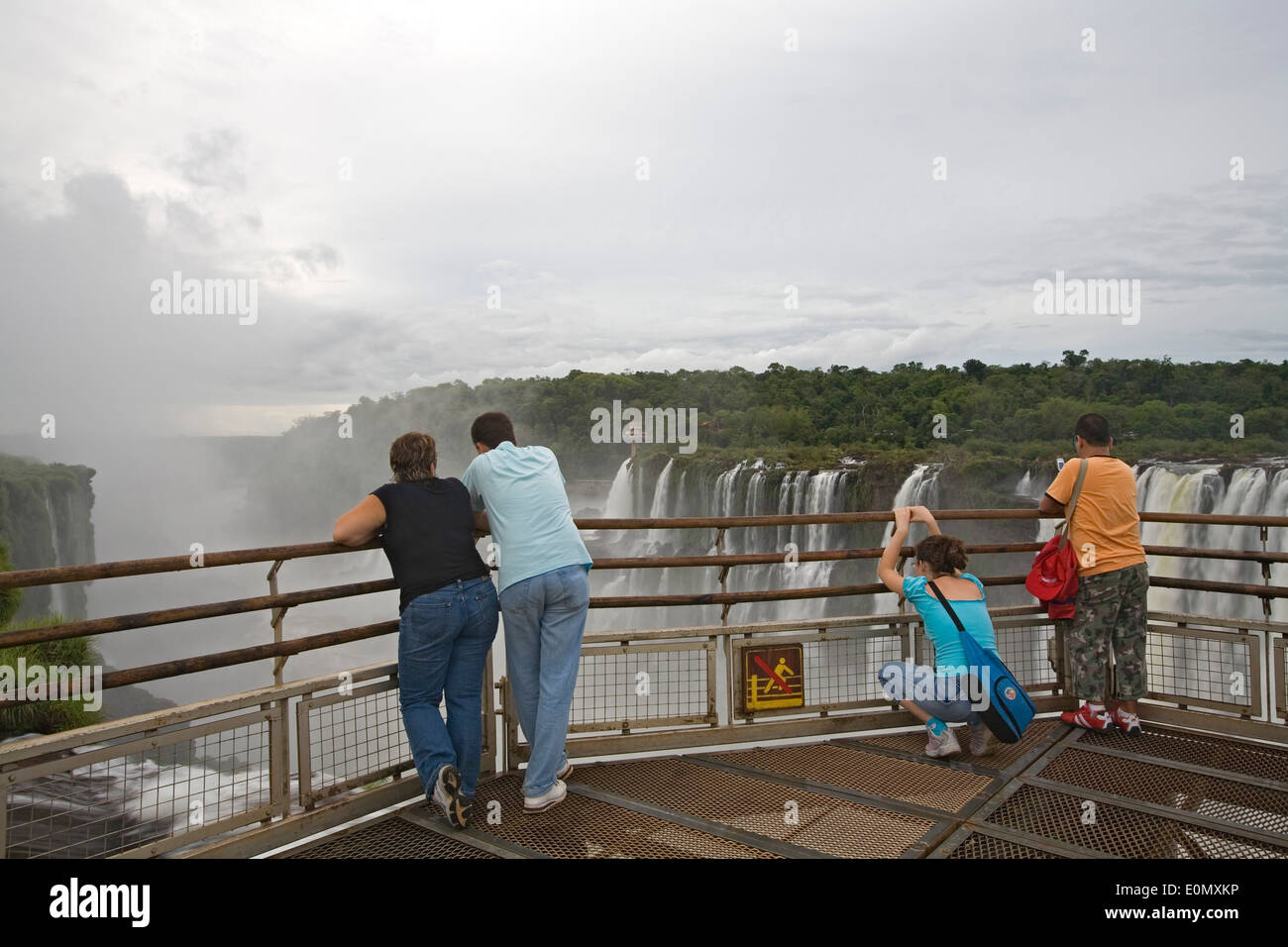Les gens, Garganta del Diablo/donnent sur la Gorge du Diable, Parc National de l'Iguazu, Argentine Banque D'Images