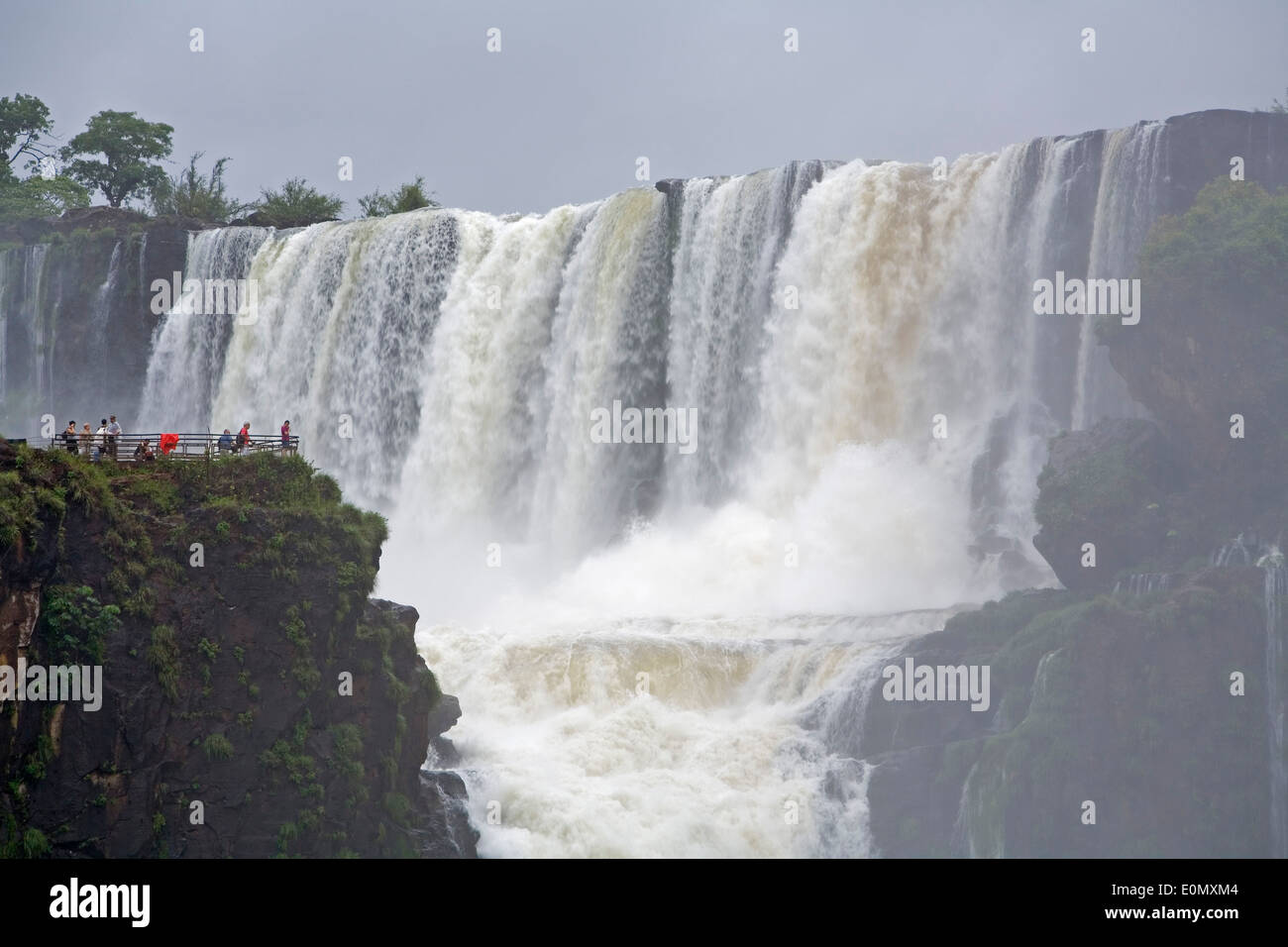 Les gens sur l'île de San Martin donnant sur San Martin de cascades, Parc National de l'Iguazu, Argentine Banque D'Images
