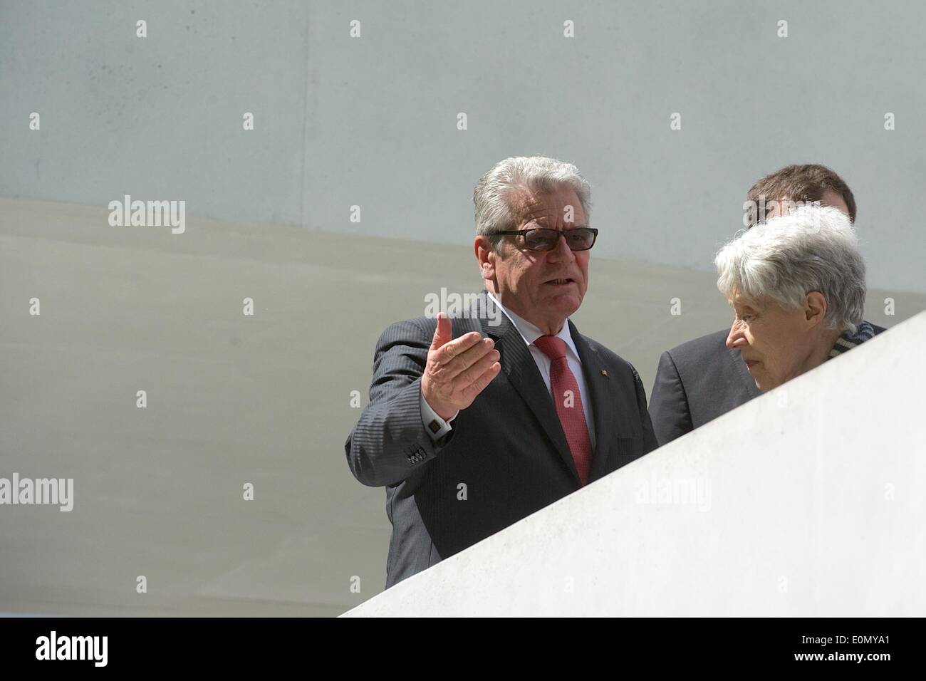 Dessau-Rosslau, Allemagne. 16 mai, 2014. Président fédéral parle à la fille Hattula Moholy-Nagy membre de la Bauhaus László Moholy-Nagy (1895-1946) dans le règlement en Meisterhaus Dessau-Rosslau, Allemagne, 16 mai 2014. Gauck ouvre le Meisterhaeuser nouvellement construit de Moholy-Nagy et Walter Gropius (1883-1969) qui ont été détruits à la fin de la Seconde Guerre mondiale. Photo : Peter Endig/dpa/Alamy Live News Banque D'Images