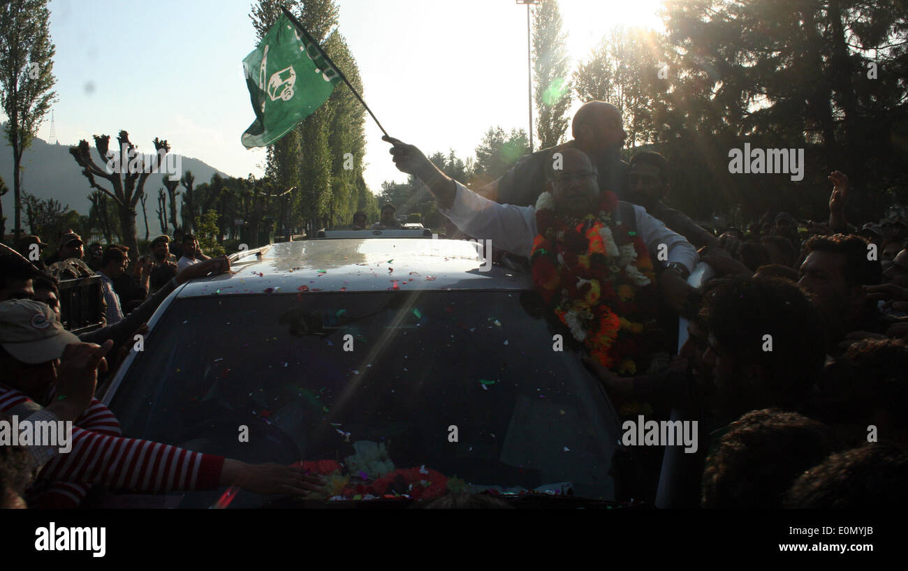 Srinagar, Cachemire sous administration indienne. 16 mai, 2014. Démocratique des peuples , Tariq Hamid Karra dans une victoire des partisans des ondes montre après avoir battu Conférence Nationale - Conress candidat de la coalition de Srinagar - Buggam Lok Sabah , Dr Farooq Abdullah à Srinagar Crédit : Sofi Suhail/Alamy Live News ) Banque D'Images