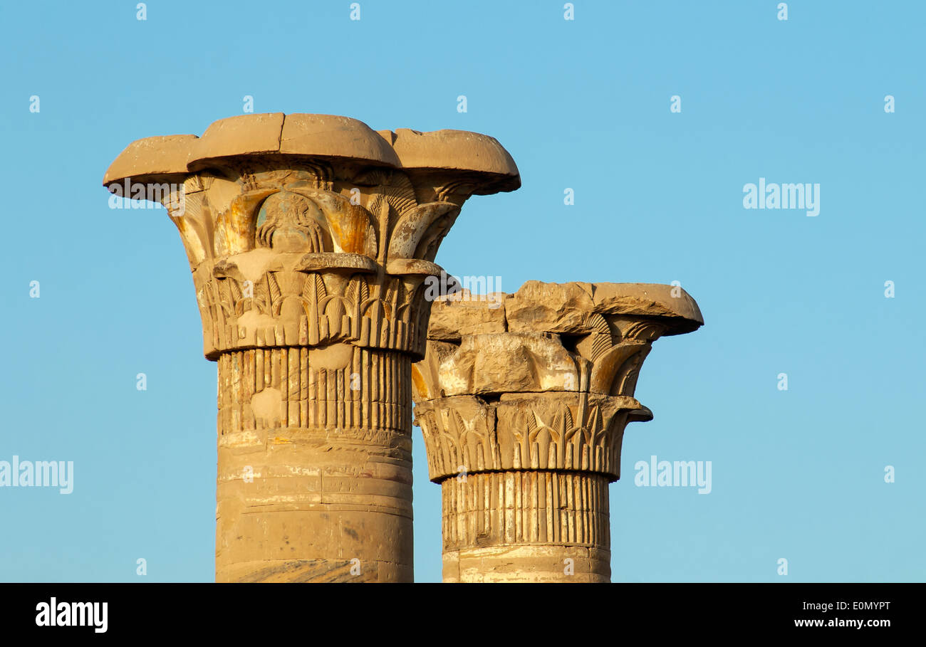 Close-up de deux capitales à colonne composée de temple funéraire de Ramsès III à Médinet Habou sur la rive ouest de Louxor, Egypte Banque D'Images