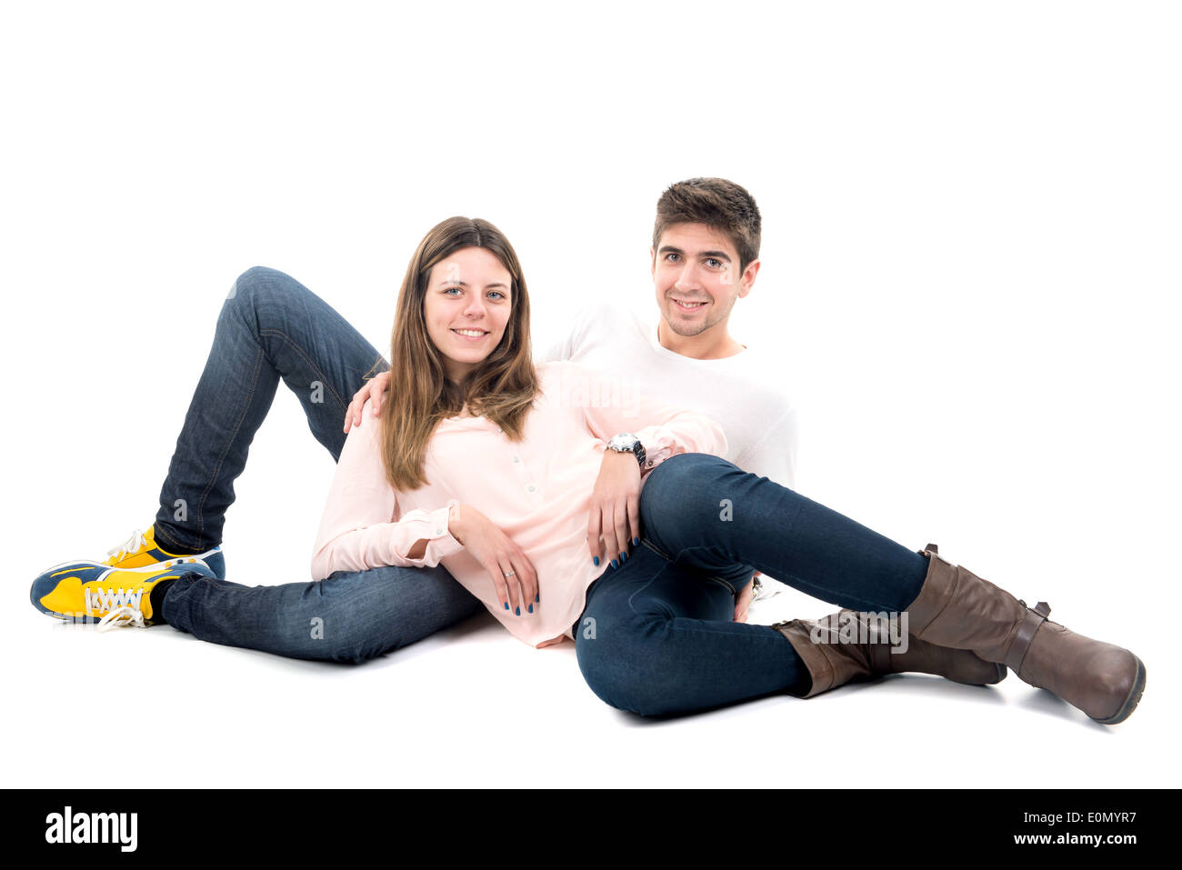 Happy young couple isolé dans White Banque D'Images