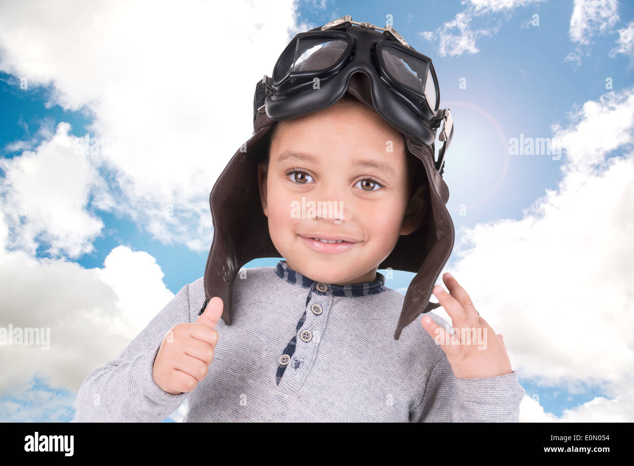 Jeune garçon avec vintage casque pilote Banque D'Images