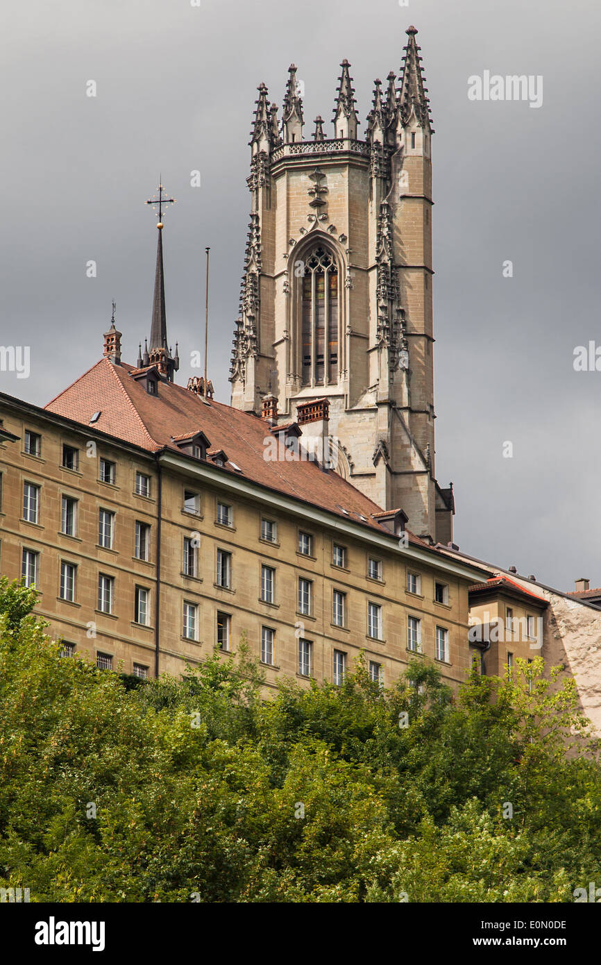 Clocher de la cathédrale de Saint Nicolas à Fribourg, Suisse. Banque D'Images