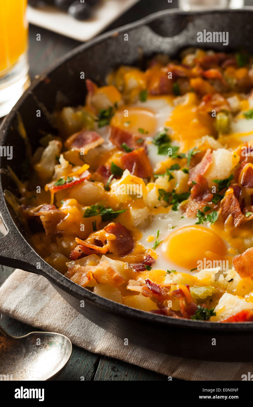 Copieux petit-déjeuner fait maison avec des oeufs poêle les pommes de terre et bacon Banque D'Images