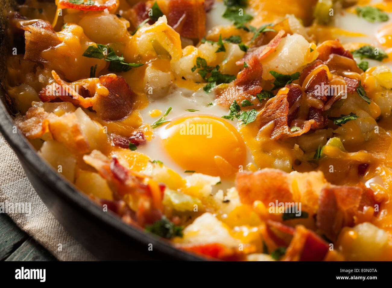 Copieux petit-déjeuner fait maison avec des oeufs poêle les pommes de terre et bacon Banque D'Images