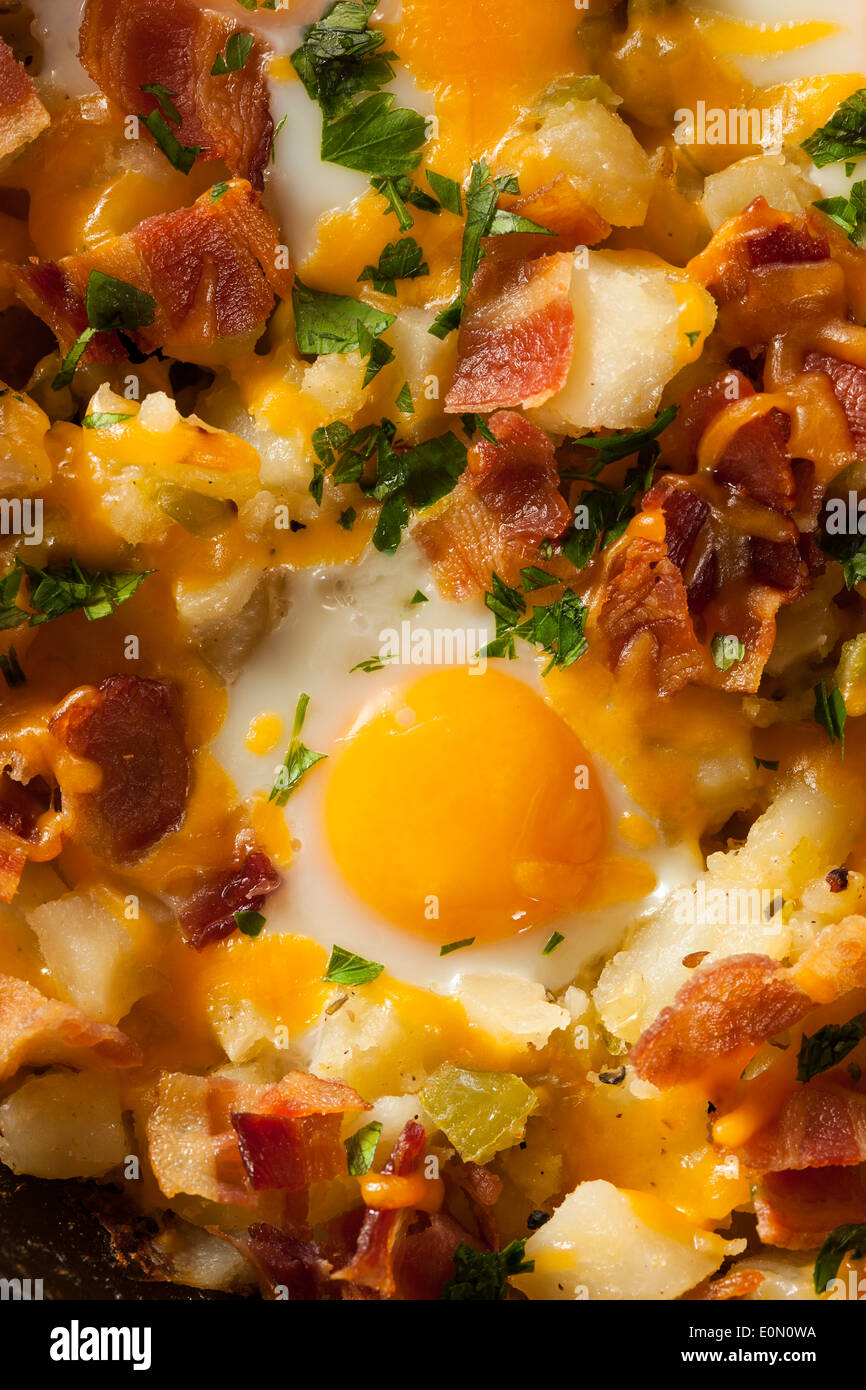 Copieux petit-déjeuner fait maison avec des oeufs poêle les pommes de terre et bacon Banque D'Images