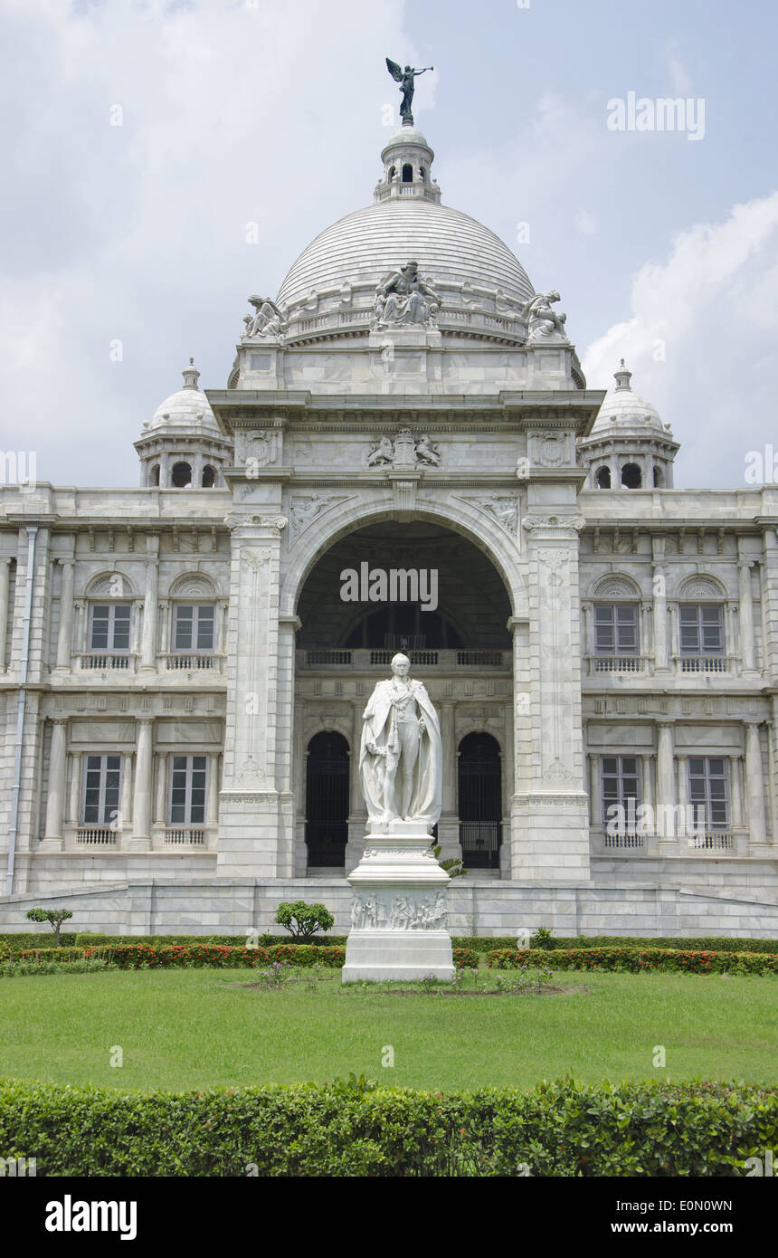 Vue partielle de l'Édifice commémoratif Victoria avec statue de Lord Curzon, Kolkata, West Bengal, India. Banque D'Images