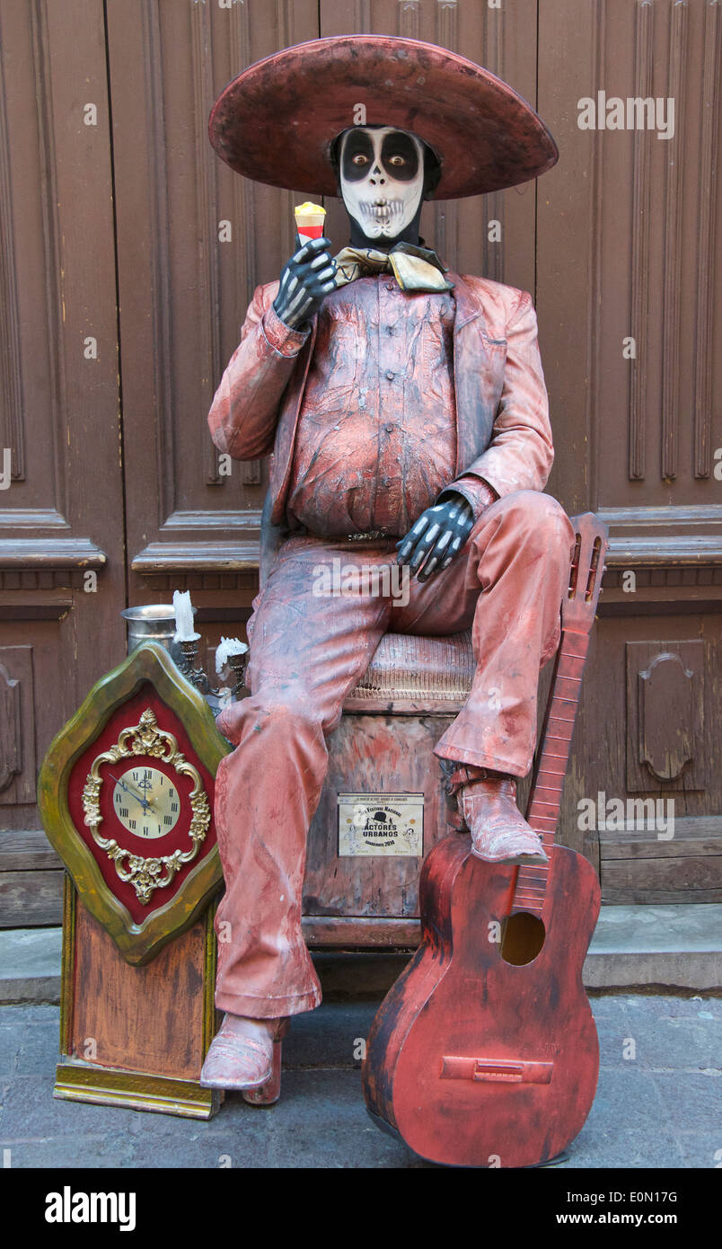 Mexican street artiste mime avec composé font face à Guanajuato Mexique Banque D'Images