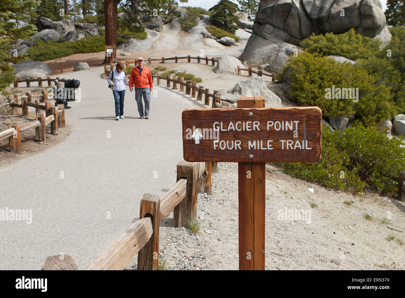 Randonneurs sur le glacier point quatre mile trail in Yosemite National Park California USA Banque D'Images