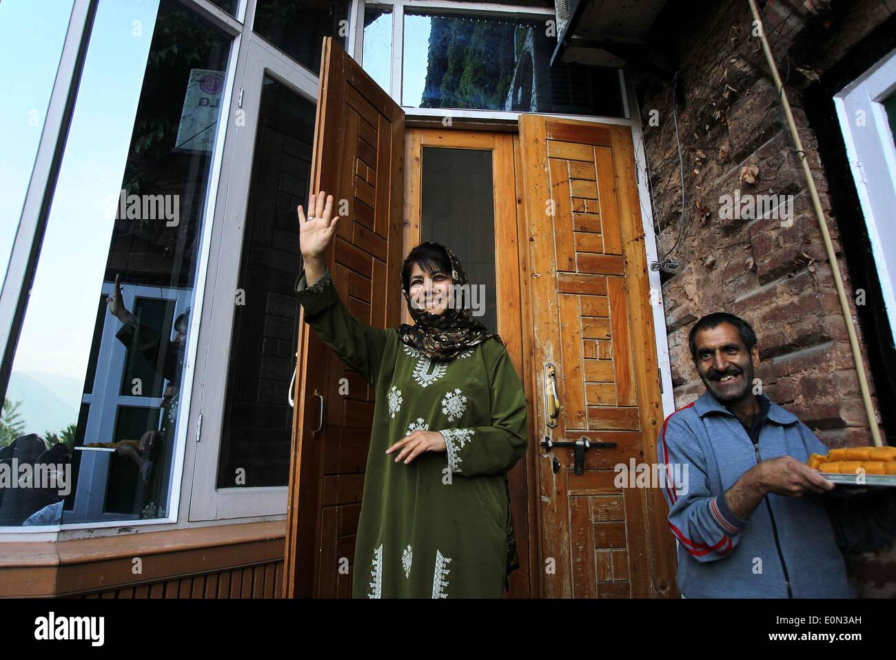 Srinagar Srinagar, la capitale d'été du Cachemire sous contrôle indien. 16 mai, 2014. Mehbooba Mufti, président du Cachemire sous contrôle indien, principal parti d'opposition du Parti démocratique des peuples (PDP), les vagues de ses partisans après qu'elle a été déclarée gagnante pour un siège parlementaire à Srinagar, la capitale d'été du Cachemire sous contrôle indien, le 16 mai 2014. La région de l'opposition principale du Peoples Democratic Party (PDP) et la droite nationaliste hindoue Bhartiya Janta Party (BJP) balayé vendredi en remportant les sondages trois sièges chacun dans la région, ont déclaré. Credit : Javed Dar/Xinhua/Alamy Live News Banque D'Images