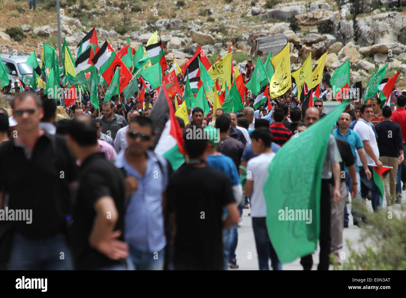 Ramallah, Cisjordanie, territoire palestinien le 16 mai 2014 : Les Palestiniens assistent à la procession funéraire de jeunes Palestiniens Nadeem, Nowarah 17, et et Mohammed Odeh, 20 ans, un jour après qu'ils ont été abattus par les forces israéliennes au cours d'affrontements à l'extérieur de la prison d'Ofer run-israélienne après une protestation de la marque 'Nakba' ou 'catastrophe' de l'état juif, dans la création de près de BirZeit la ville de Ramallah, en Cisjordanie, le 16 mai 2014. (Photo par Abdalkarim Museitef/Pacific Press/Alamy Live News) Banque D'Images