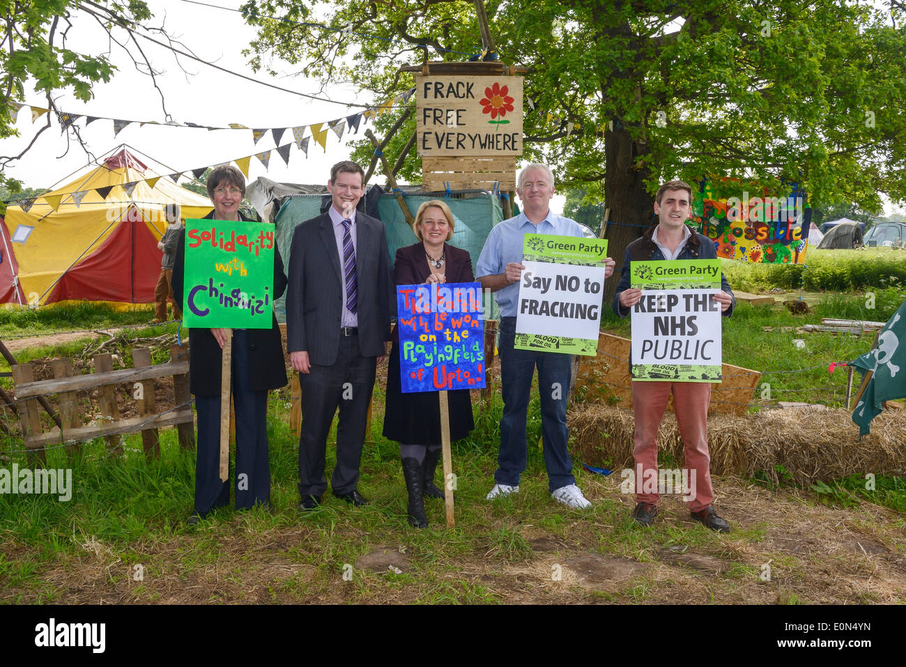 Upton, Chester 16e. Mai 2014 : l'eurodéputé candidat du Parti Vert, Peter Cranie, et la chef du Parti Vert, Natalie Bennett avec les membres du Parti Vert à l'extérieur de la protection camp établi à Upton, Chester. Candidat du Parti Vert Local, John McNamara holding 'Say no à la fracturation hydraulique" de l'affiche. Banque D'Images