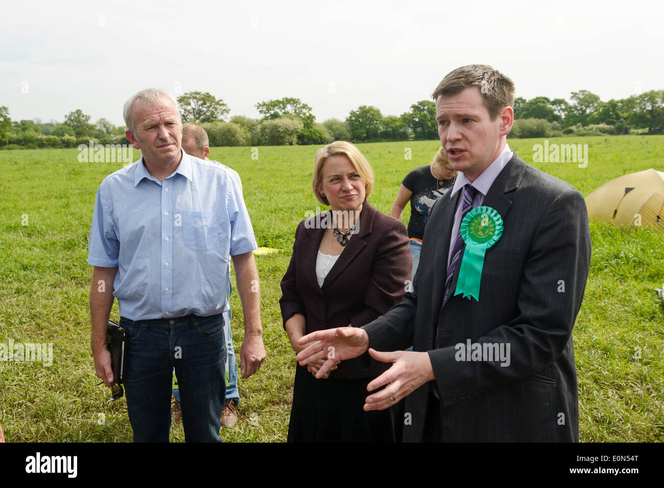 Upton, Chester 16e. Mai 2014 : Local candidat du Parti Vert pour Chester se trouve à côté de la chef du Parti Vert, Natalie Bennett, député européen et candidat du Nord-Ouest, à Upton Peter Cranie Protection communautaires Camp pendant que Peter Cranie locaux adresses et les résidents du camp. Banque D'Images