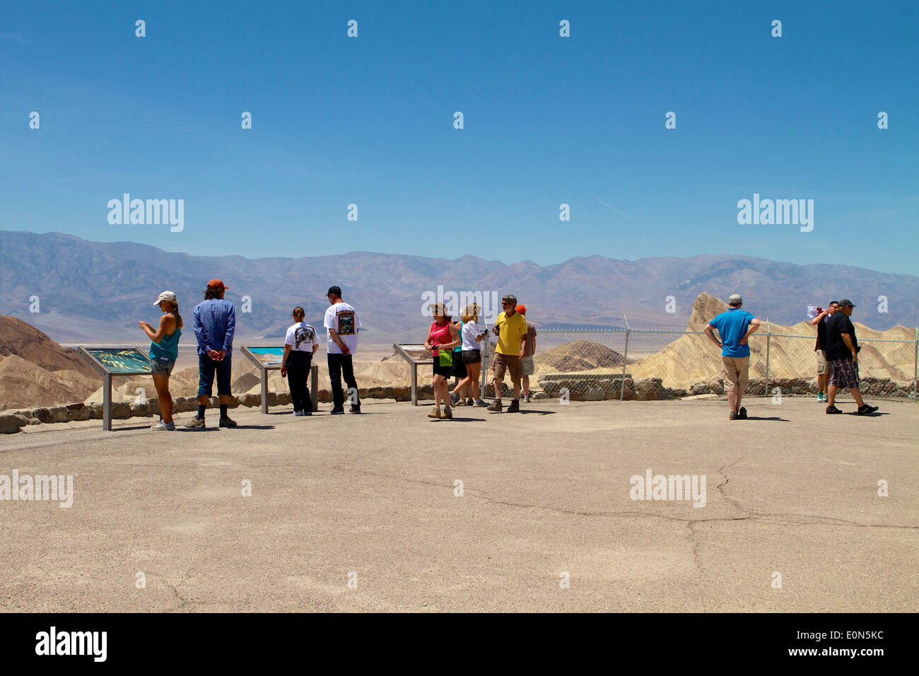 Touristes au parc national de zabriskie point Death Valley. Nommé d'après Christian Brevoort Zabriskie de la Pacific Coast Borax Company Banque D'Images