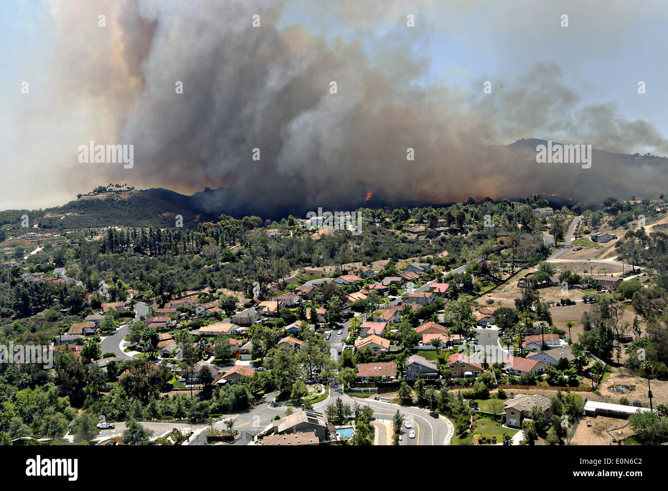 Vue aérienne de la forêt de Cocos car elle brûle les contreforts détruire accueil 15 mai 2014, autour de San Marcos, en Californie. Plus de 13 000 évacuations forcées des personnes à leur domicile comme le feu a brûlé dans le comté de San Diego. Banque D'Images
