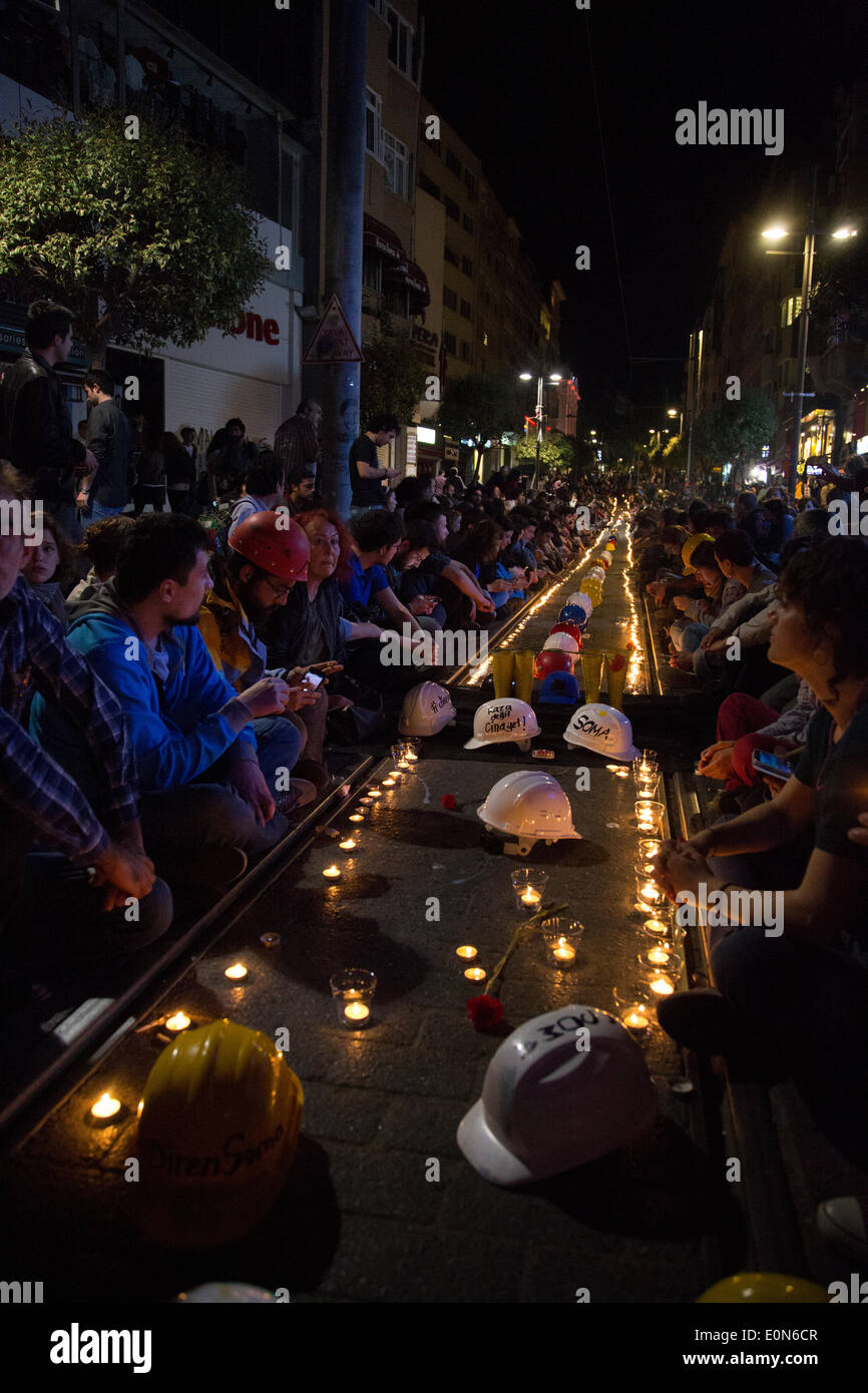 Istanbul, Turquie. 16 mai 2014. -- Pour le troisième jour de Soma de protestations, des groupes se réunissent à Kadikoy, le 16 mai 2014 de tenir une veillée aux chandelles pour la mort de mineurs dans l'explosion de Soma. Commence comme un rassemblement pacifique, mais à la suite de la sit-in silencieux d'affrontements avec la police font éruption. Photo par Bikem Ekberzade/Alamy Live News Banque D'Images