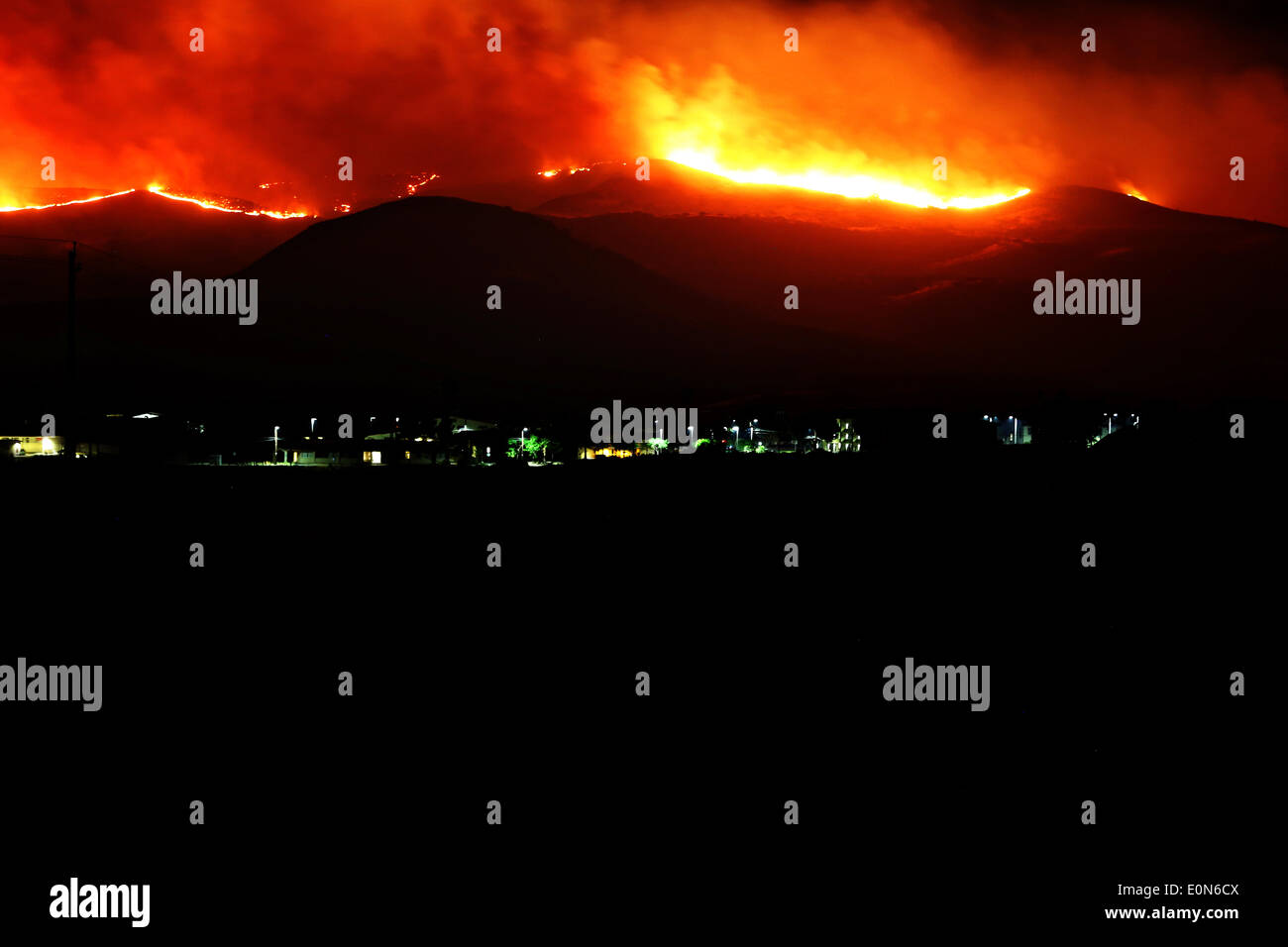 Le Tomahawk feux naturels) de nuit vers l'immeuble d'habitation 15 Mai 2014 autour de Camp Pendleton, en Californie. Banque D'Images