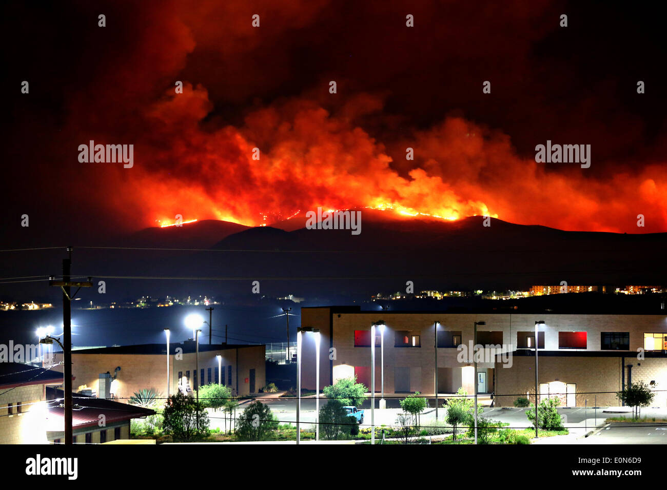 Le Tomahawk feux naturels) de nuit vers l'immeuble d'habitation 15 Mai 2014 autour de Camp Pendleton, en Californie. Banque D'Images